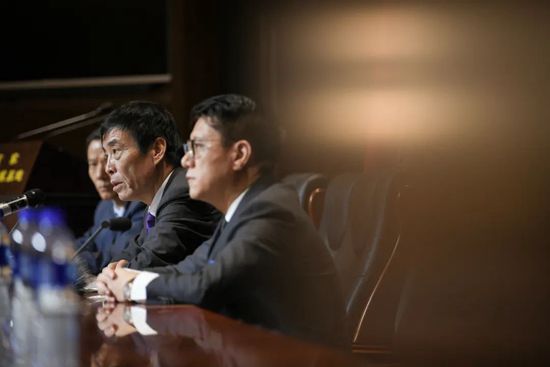 喜剧电影《与我跳舞》讲述了一流公司职员铃木静香（三吉彩花饰）因为被催眠，听到音乐后，就会不由自主地唱歌跳舞，从而引发了一系列荒唐搞笑的故事